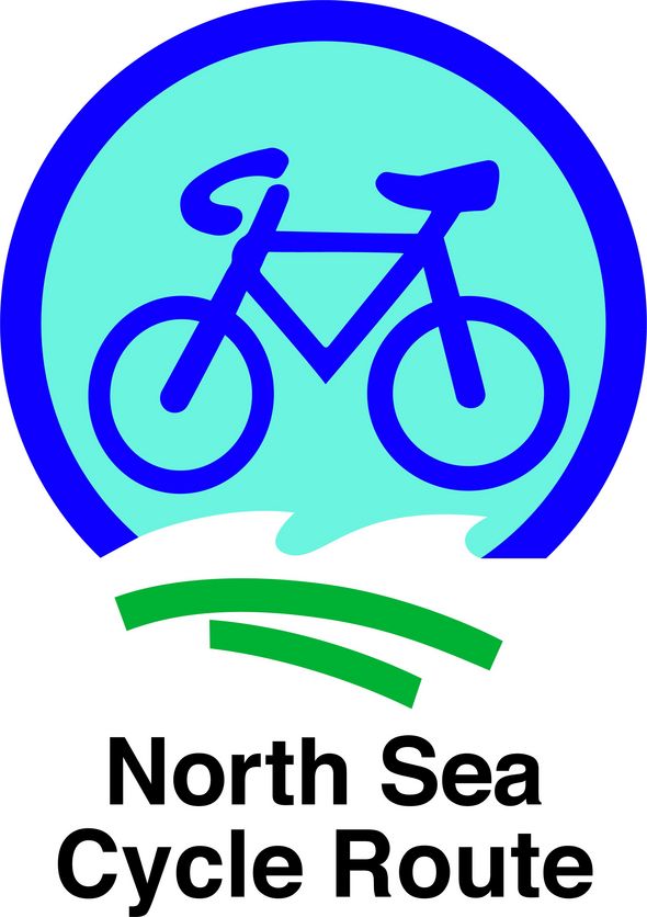 Rundes Logo mit blaues Fahrrad und blauer Umrandung, hellblauer Innenfüllung, zwei grünen Strichen darunter und der Untertitel "North Sea Cycle Route"
