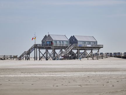 Ins Wattenmeer gebaute Holzhäuser auf Pfählen